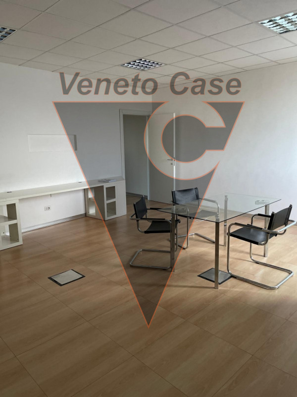 In prossimità di Corso Stati Uniti, comodo alle principali vie di comunicazione, proponiamo in ve...