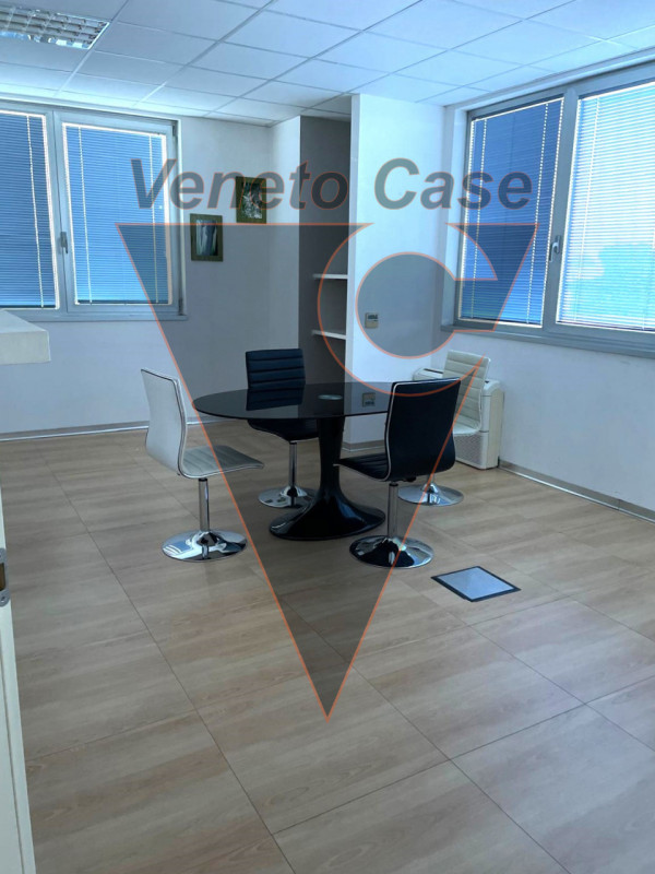 In prossimità di Corso Stati Uniti, comodo alle principali vie di comunicazione, proponiamo in ve...