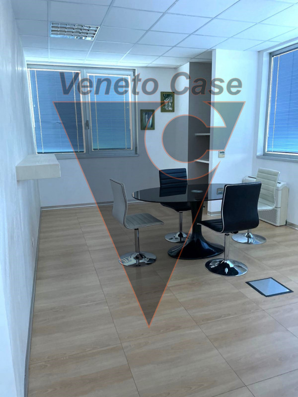 In prossimità di Corso Stati Uniti, comodo alle principali vie di comunicazione, proponiamo in ve...