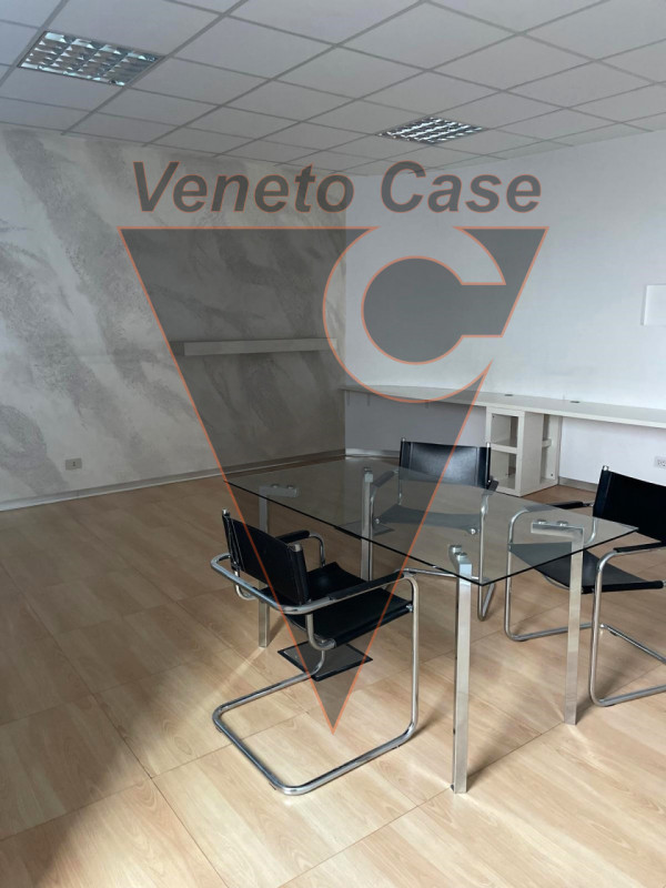 In prossimità di Corso Stati Uniti, comodo alle principali vie di comunicazione, proponiamo in ve...