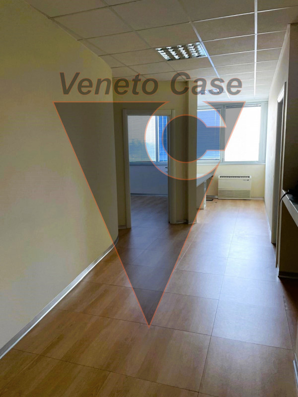 In prossimità di Corso Stati Uniti, comodo alle principali vie di comunicazione, proponiamo in ve...