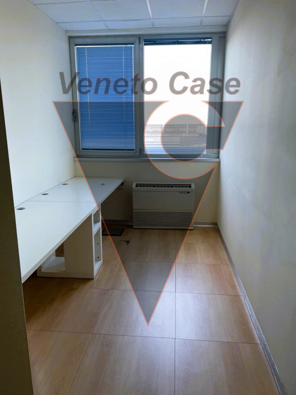 In prossimità di Corso Stati Uniti, comodo alle principali vie di comunicazione, proponiamo in ve...