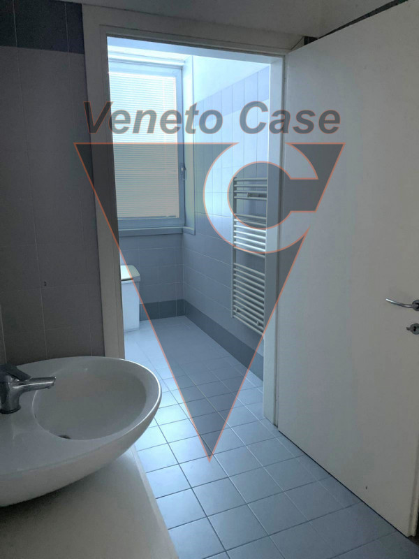 In prossimità di Corso Stati Uniti, comodo alle principali vie di comunicazione, proponiamo in ve...