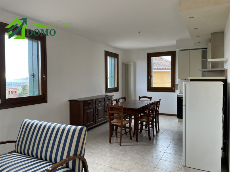 Santorso – Luminoso bicamere al secondo piano con ascensore, con posto auto auto coperto e scoper...