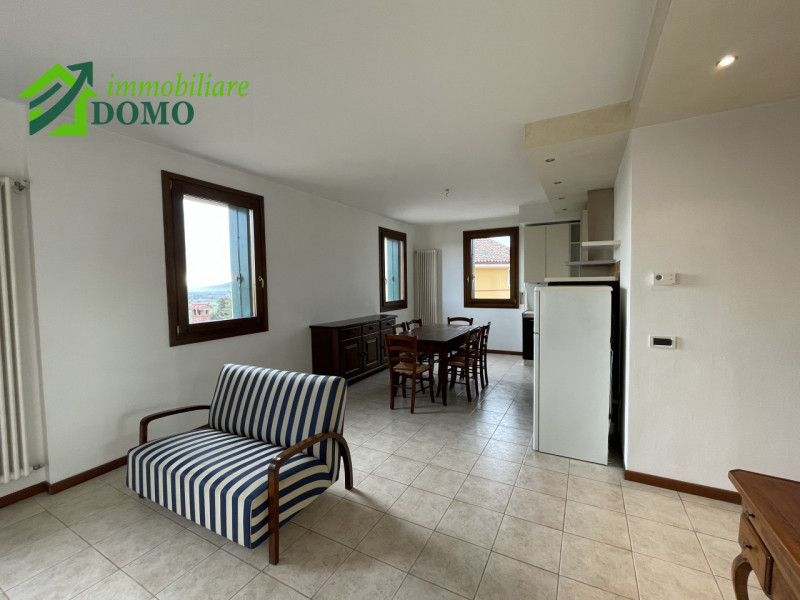 Santorso – Luminoso bicamere al secondo piano con ascensore, con posto auto auto coperto e scoper...