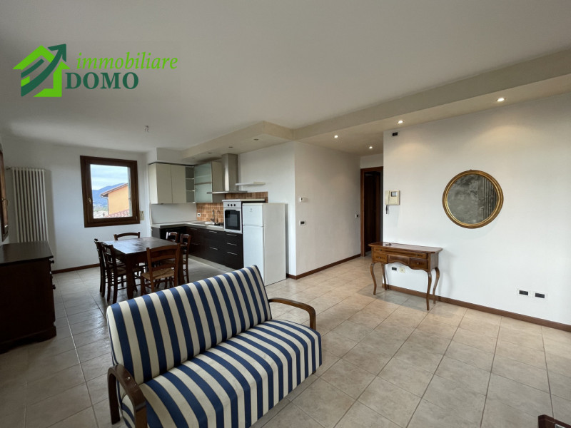 Santorso – Luminoso bicamere al secondo piano con ascensore, con posto auto auto coperto e scoper...