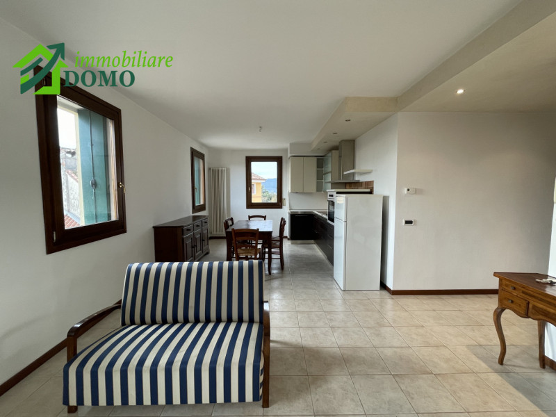 Santorso – Luminoso bicamere al secondo piano con ascensore, con posto auto auto coperto e scoper...