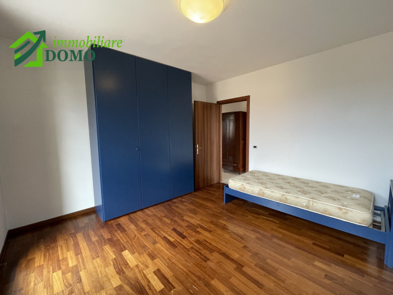 Santorso – Luminoso bicamere al secondo piano con ascensore, con posto auto auto coperto e scoper...