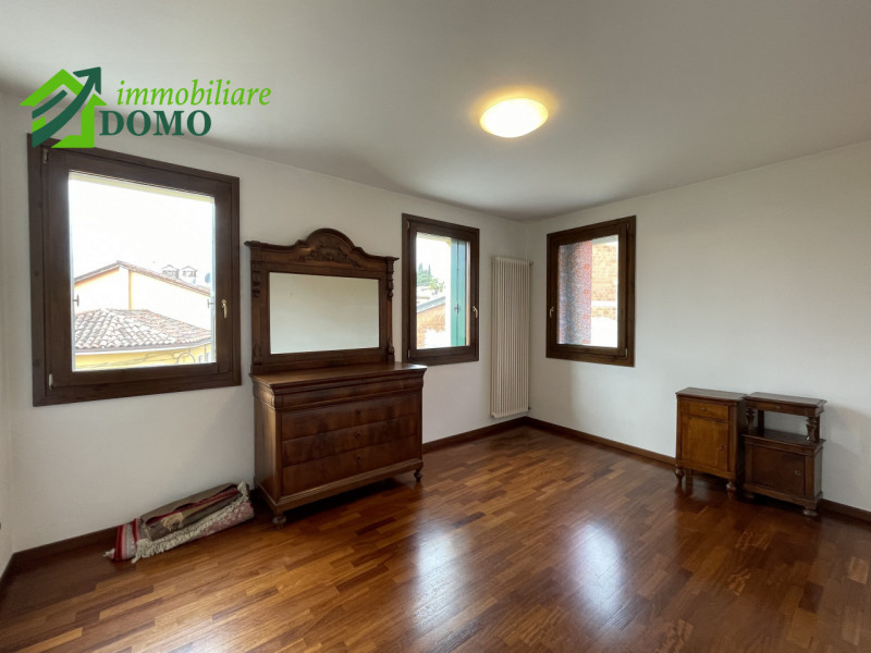 Santorso – Luminoso bicamere al secondo piano con ascensore, con posto auto auto coperto e scoper...