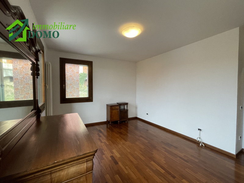 Santorso – Luminoso bicamere al secondo piano con ascensore, con posto auto auto coperto e scoper...