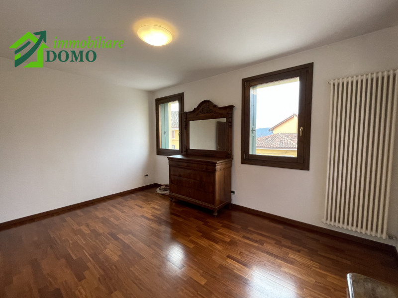 Santorso – Luminoso bicamere al secondo piano con ascensore, con posto auto auto coperto e scoper...