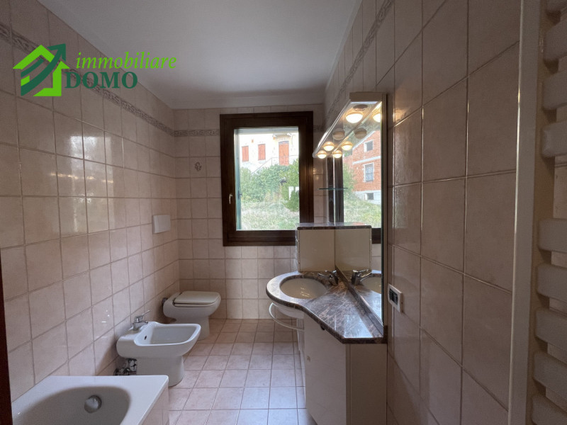 Santorso – Luminoso bicamere al secondo piano con ascensore, con posto auto auto coperto e scoper...