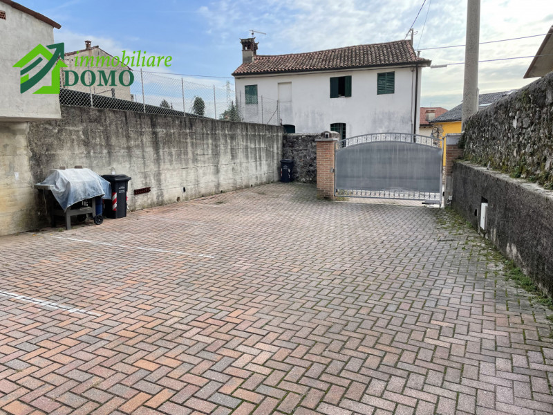 Santorso – Luminoso bicamere al secondo piano con ascensore, con posto auto auto coperto e scoper...