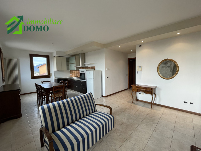 Santorso – Luminoso bicamere al secondo piano con ascensore, con posto auto auto coperto e scoper...