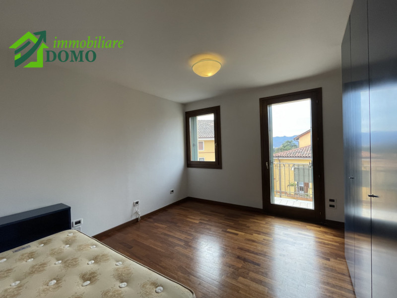 Santorso – Luminoso bicamere al secondo piano con ascensore, con posto auto auto coperto e scoper...