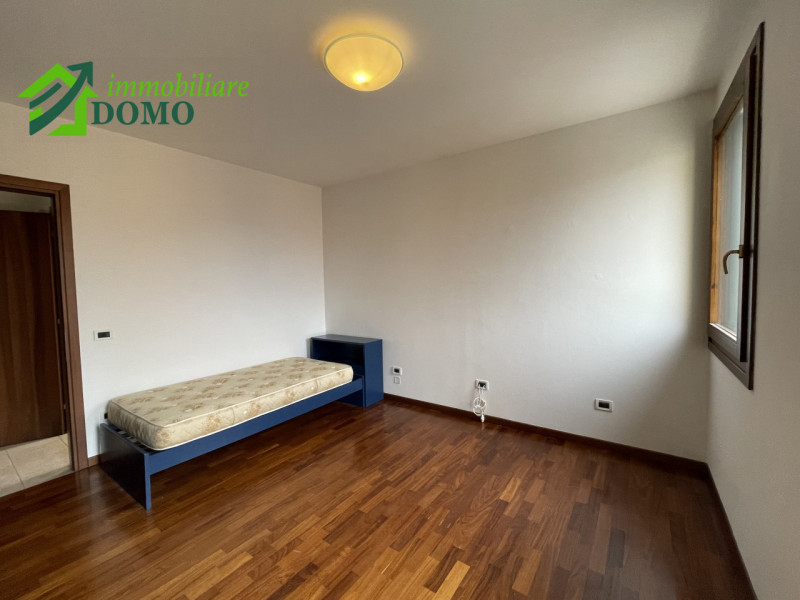 Santorso – Luminoso bicamere al secondo piano con ascensore, con posto auto auto coperto e scoper...