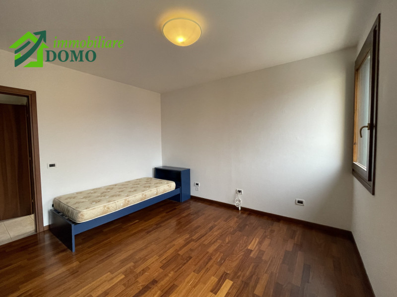 Santorso – Luminoso bicamere al secondo piano con ascensore, con posto auto auto coperto e scoper...