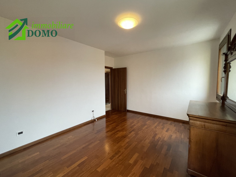 Santorso – Luminoso bicamere al secondo piano con ascensore, con posto auto auto coperto e scoper...