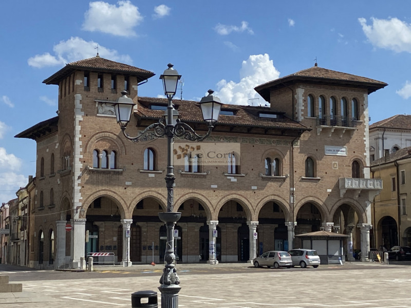 Nel centro storico di Montagnana, proponiamo in vendita un appartamento quadrilocale al secondo p...