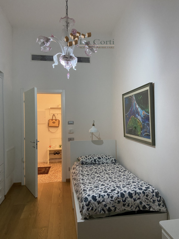 Nel cuore pulsante di Montagnana, proponiamo in vendita un prestigioso appartamento quadrilocale ...