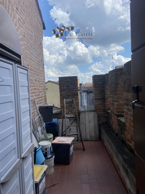 Nel cuore pulsante di Montagnana, proponiamo in vendita un prestigioso appartamento quadrilocale ...