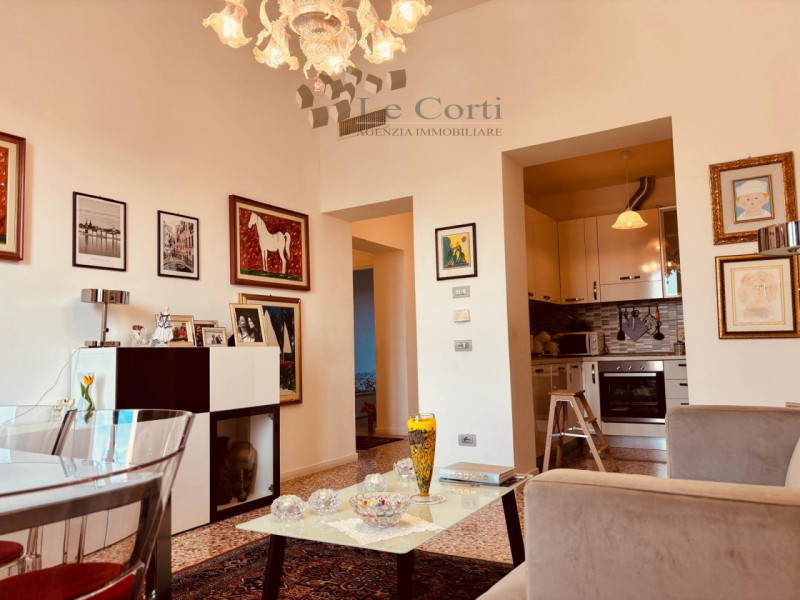 Nel centro storico di Montagnana, proponiamo in vendita un appartamento quadrilocale al secondo p...