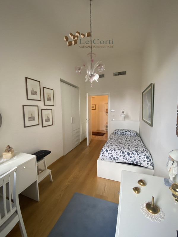 Nel cuore pulsante di Montagnana, proponiamo in vendita un prestigioso appartamento quadrilocale ...