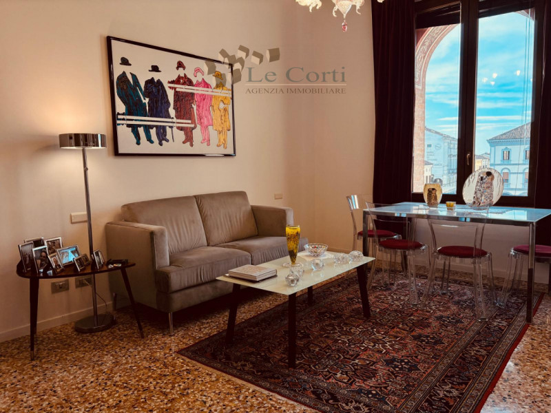 Nel centro storico di Montagnana, proponiamo in vendita un appartamento quadrilocale al secondo p...