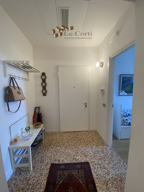 Nel cuore pulsante di Montagnana, proponiamo in vendita un prestigioso appartamento quadrilocale ...