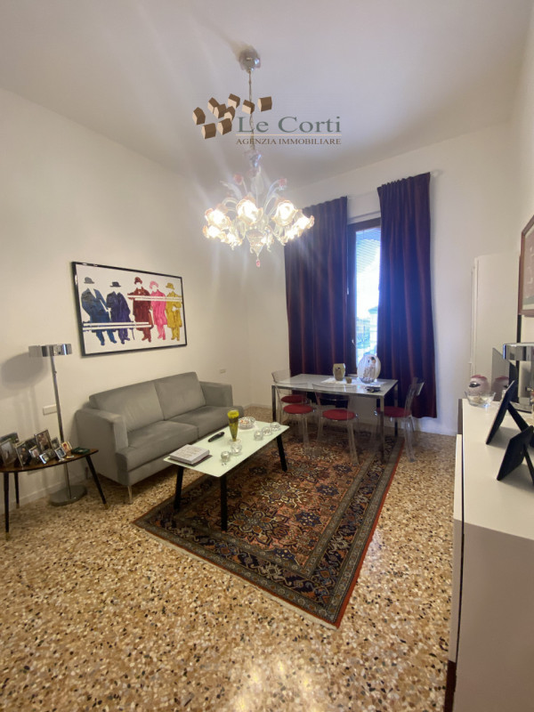 Nel cuore pulsante di Montagnana, proponiamo in vendita un prestigioso appartamento quadrilocale ...