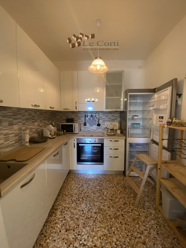 Nel cuore pulsante di Montagnana, proponiamo in vendita un prestigioso appartamento quadrilocale ...