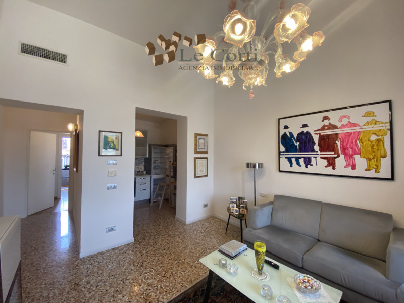 Nel cuore pulsante di Montagnana, proponiamo in vendita un prestigioso appartamento quadrilocale ...