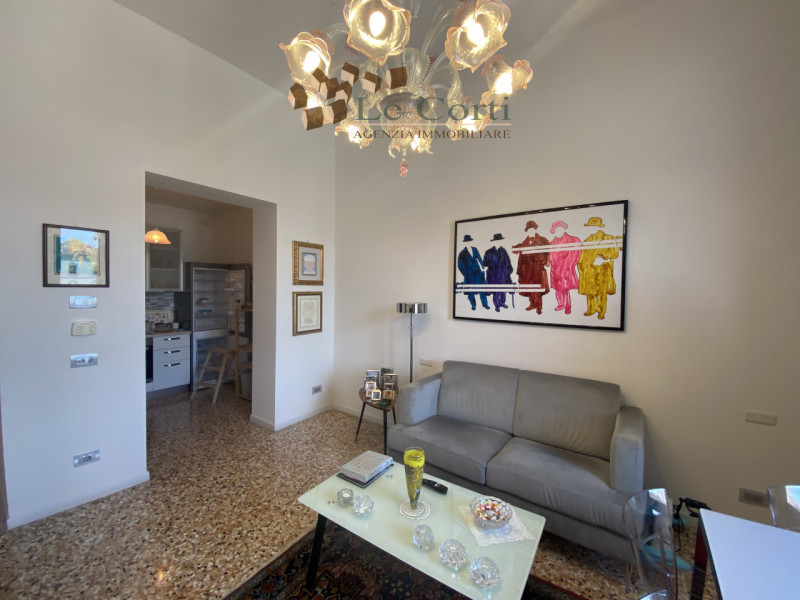 Nel cuore pulsante di Montagnana, proponiamo in vendita un prestigioso appartamento quadrilocale ...