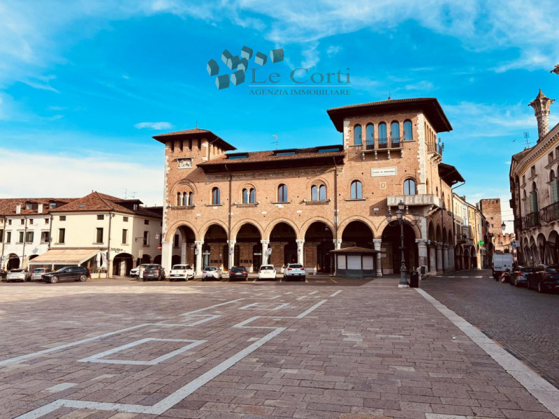 Nel centro storico di Montagnana, proponiamo in vendita un appartamento quadrilocale al secondo p...