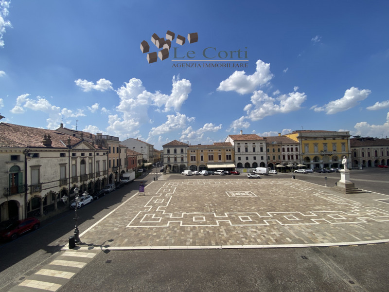 Nel cuore pulsante di Montagnana, proponiamo in vendita un prestigioso appartamento quadrilocale ...