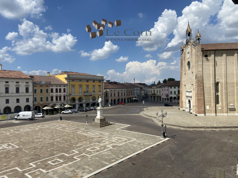 Nel cuore pulsante di Montagnana, proponiamo in vendita un prestigioso appartamento quadrilocale ...