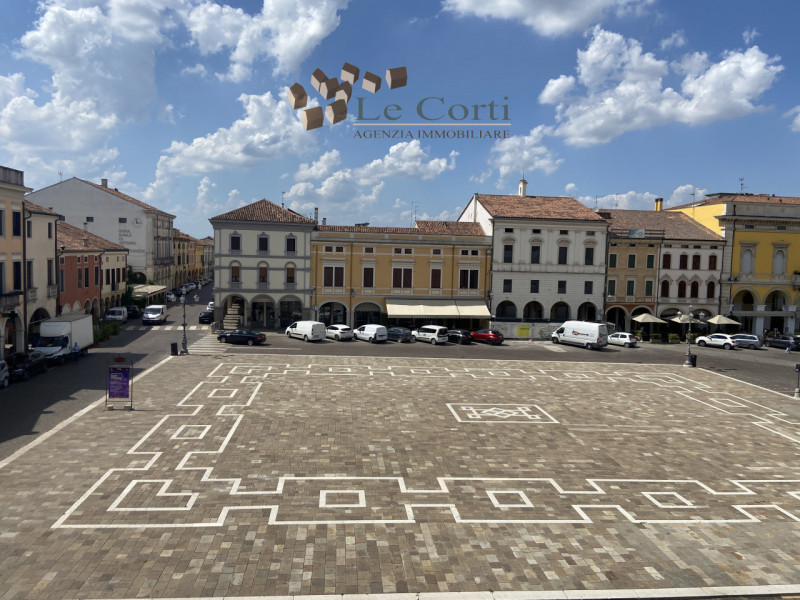 Nel cuore pulsante di Montagnana, proponiamo in vendita un prestigioso appartamento quadrilocale ...