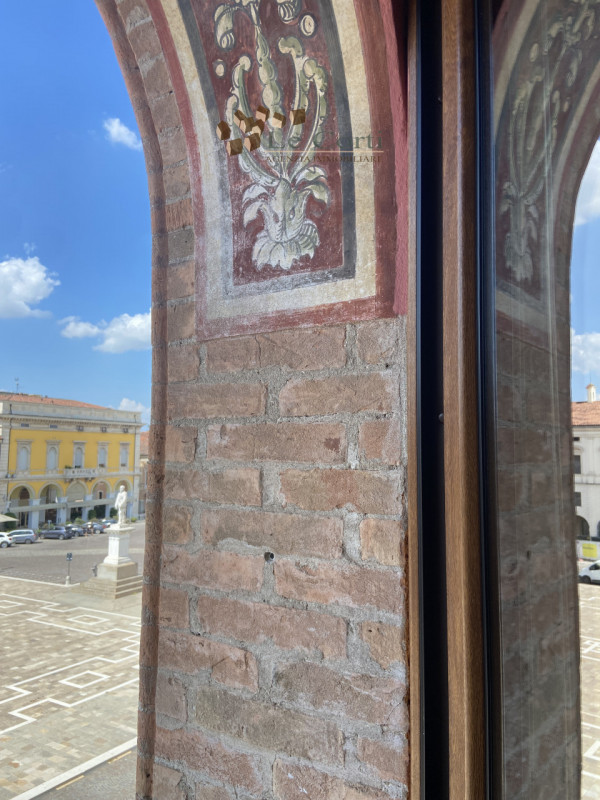 Nel cuore pulsante di Montagnana, proponiamo in vendita un prestigioso appartamento quadrilocale ...