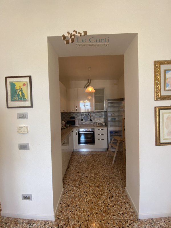 Nel cuore pulsante di Montagnana, proponiamo in vendita un prestigioso appartamento quadrilocale ...