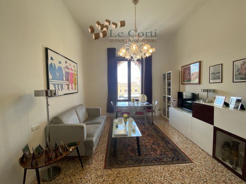 Nel cuore pulsante di Montagnana, proponiamo in vendita un prestigioso appartamento quadrilocale ...