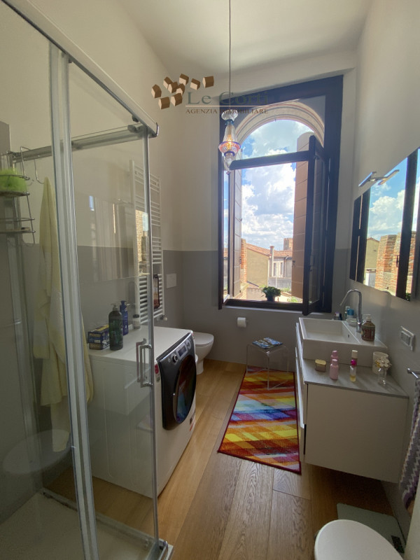 Nel cuore pulsante di Montagnana, proponiamo in vendita un prestigioso appartamento quadrilocale ...