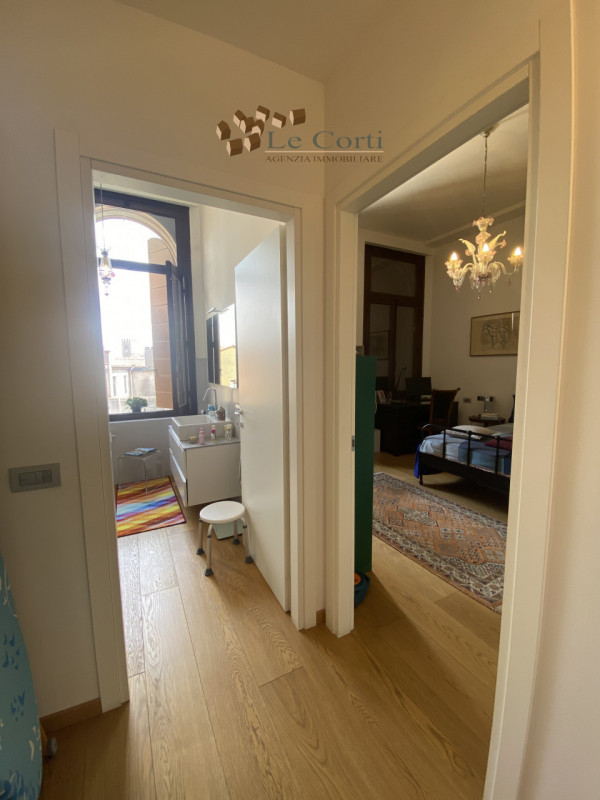 Nel cuore pulsante di Montagnana, proponiamo in vendita un prestigioso appartamento quadrilocale ...