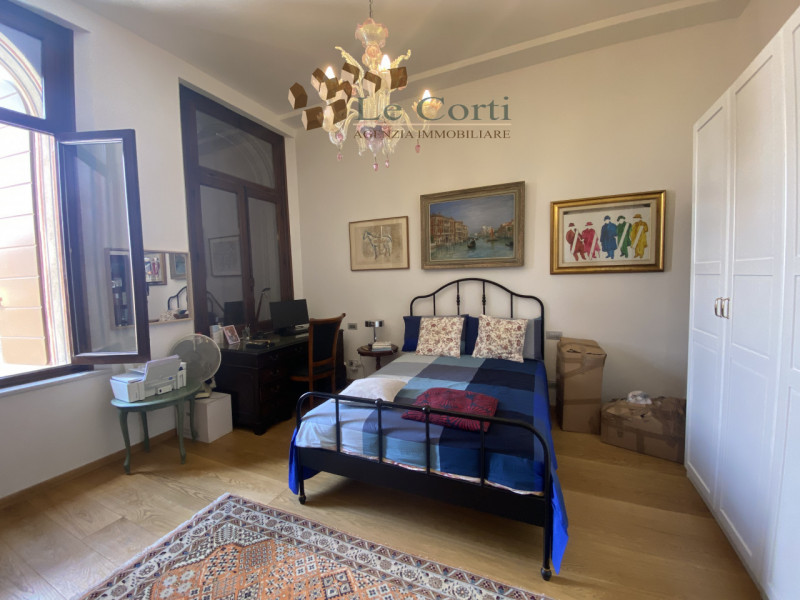 Nel cuore pulsante di Montagnana, proponiamo in vendita un prestigioso appartamento quadrilocale ...