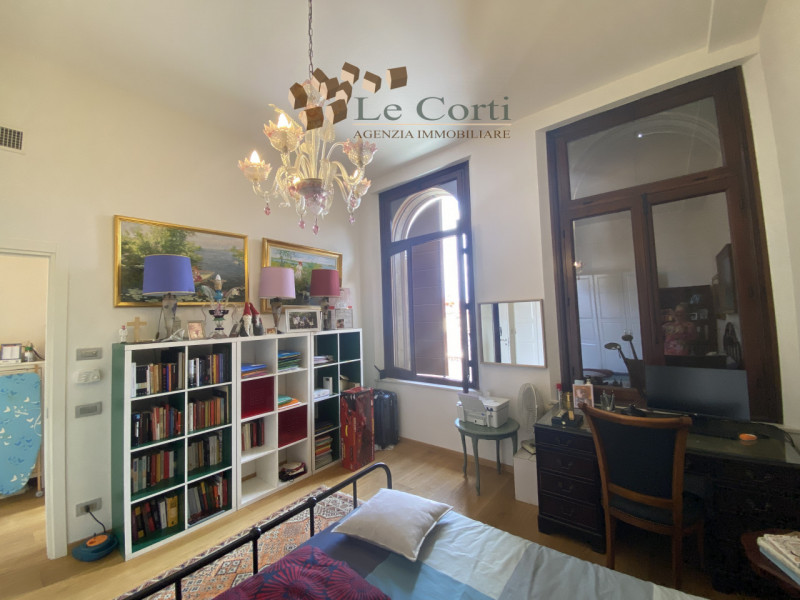 Nel cuore pulsante di Montagnana, proponiamo in vendita un prestigioso appartamento quadrilocale ...