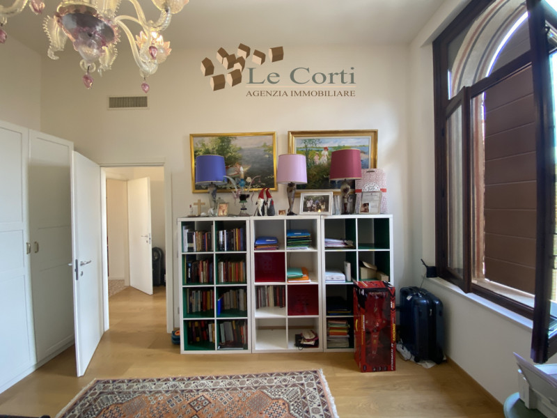 Nel cuore pulsante di Montagnana, proponiamo in vendita un prestigioso appartamento quadrilocale ...