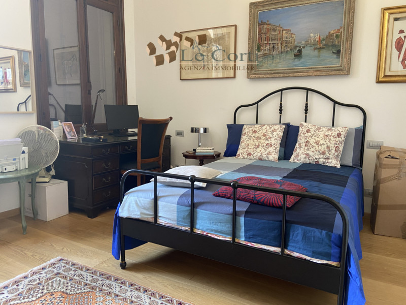 Nel cuore pulsante di Montagnana, proponiamo in vendita un prestigioso appartamento quadrilocale ...