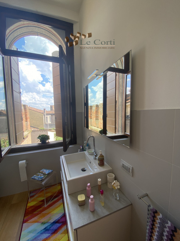 Nel cuore pulsante di Montagnana, proponiamo in vendita un prestigioso appartamento quadrilocale ...