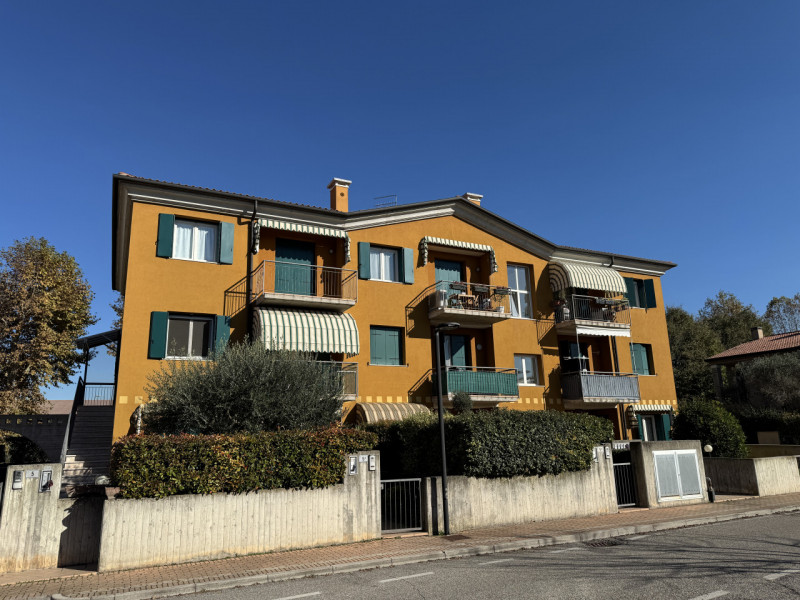 In bella zona residenziale proponiamo in vendita appartamento al secondo e ultimo piano composto ...
