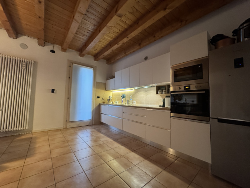 In bella zona residenziale proponiamo in vendita appartamento al secondo e ultimo piano composto ...