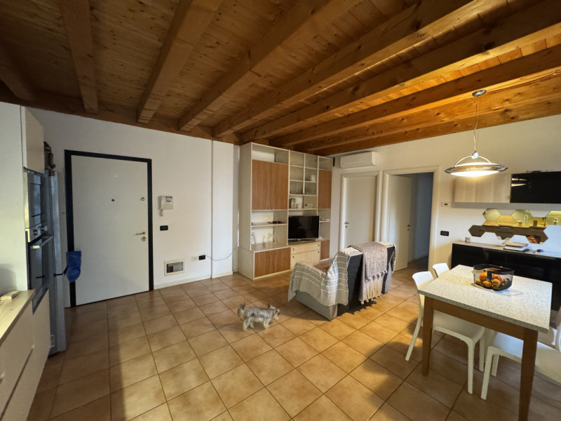 In bella zona residenziale proponiamo in vendita appartamento al secondo e ultimo piano composto ...